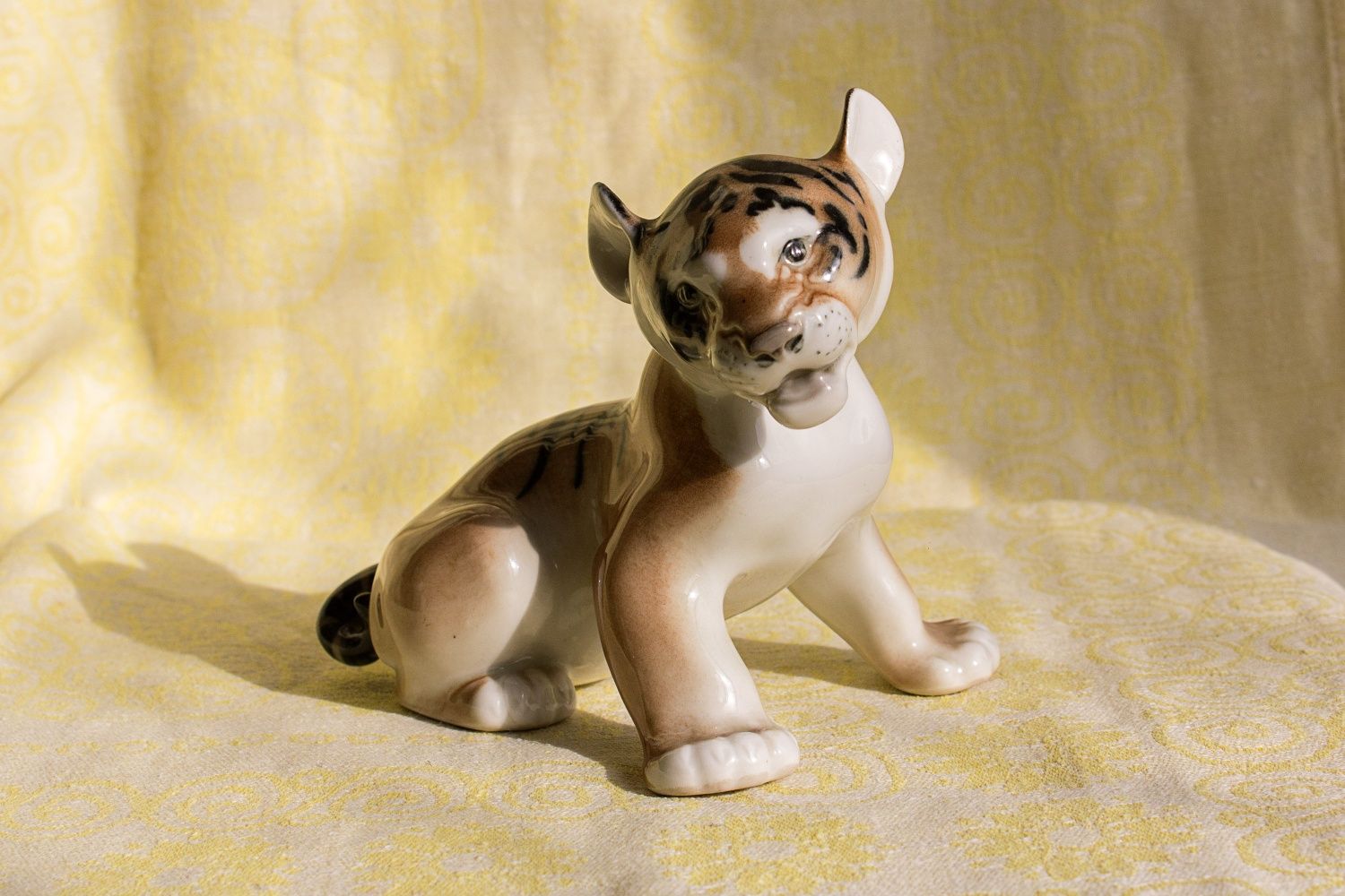 Продаётся статуэтка тигр - тигрёнок