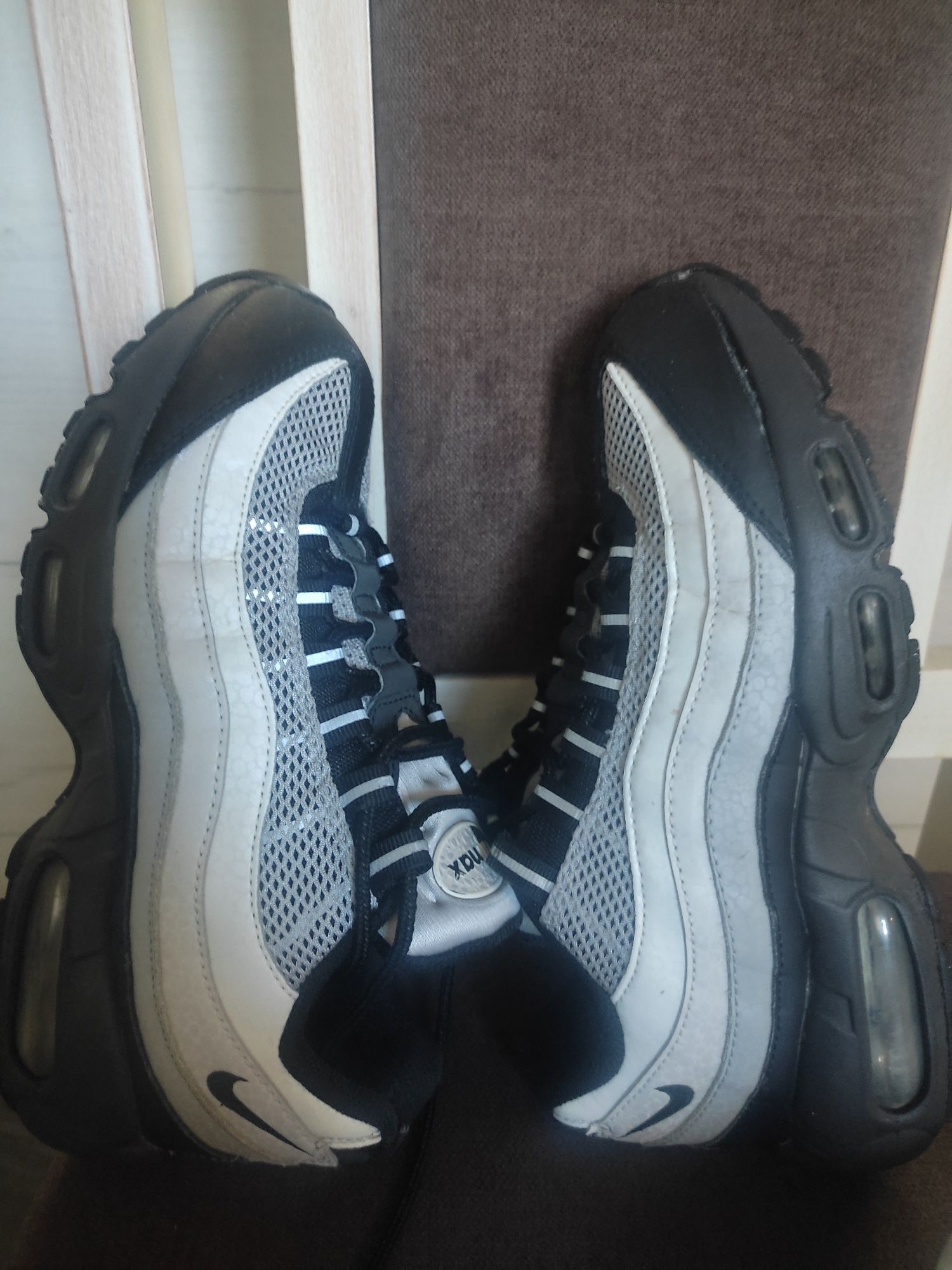 Nike Air Max 95,кожа и текстил 37/5също бели и черни номер 40