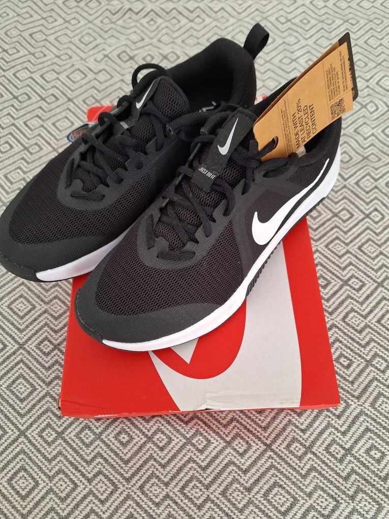 Чисто нови мъжки маратонки Nike