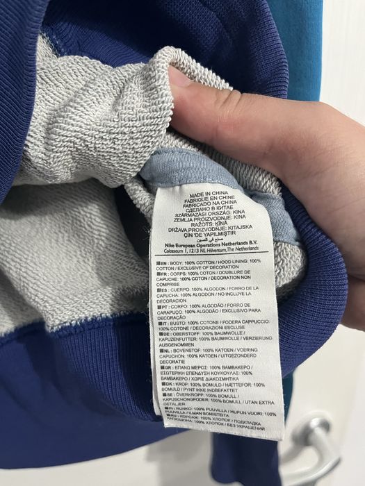 Hanorac nike , marime M , este puratat de cateva ori