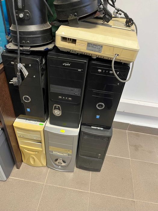 unitati pc vechi + centrala telefonie fixa + feliator mezel + lampi