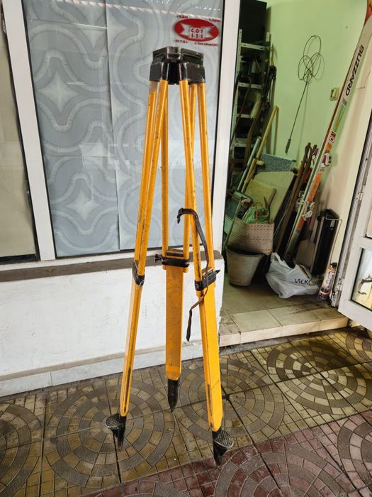 Тринога за нивелационен уред