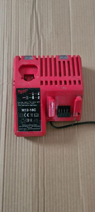 Încărcător Milwaukee defect