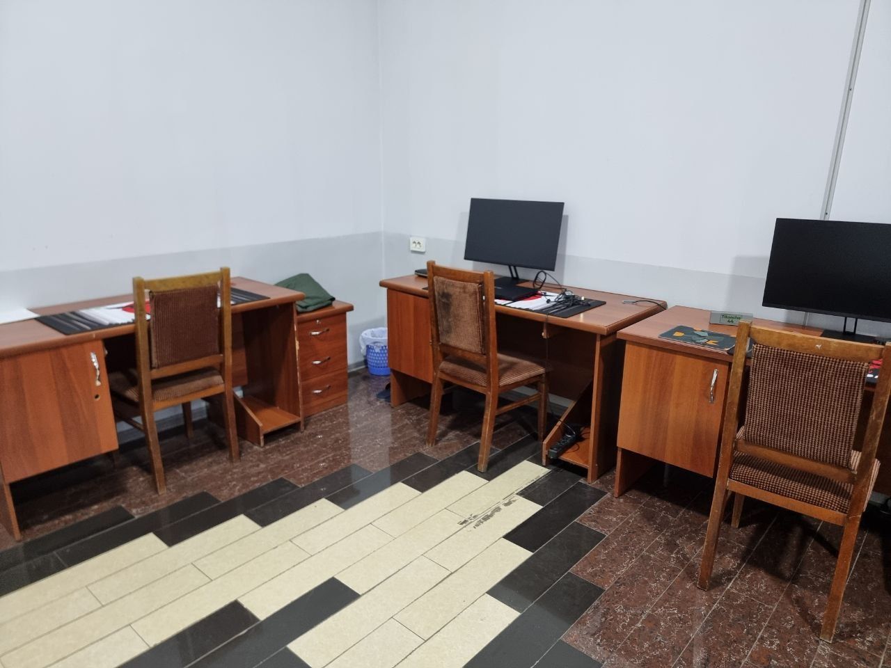 Taxtadan qilingan ish stollari