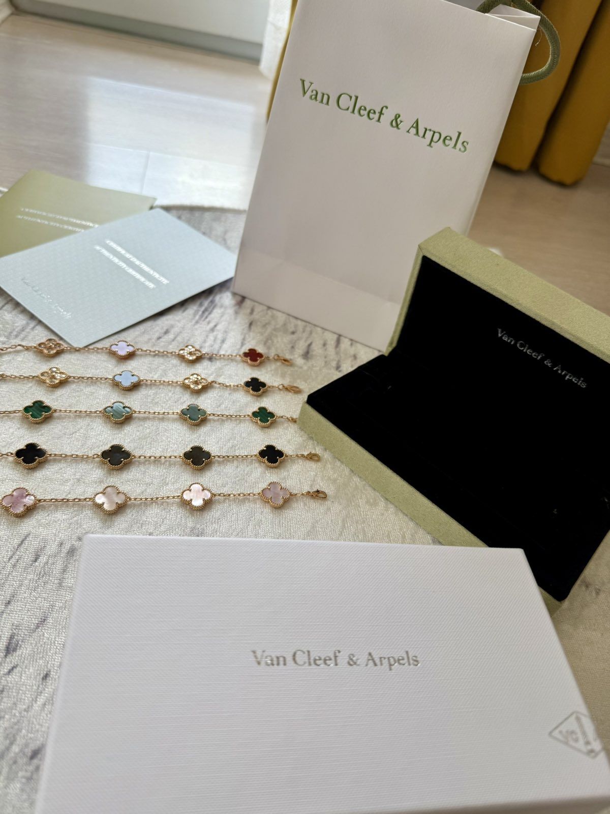 Van Cleef & Arpels Гривни много цветове + кутия , сертификат , карта