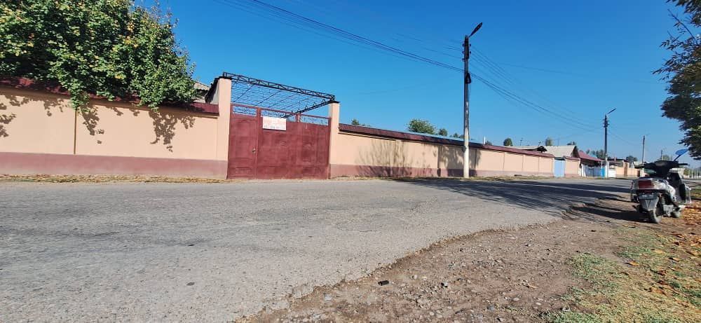 Продаётся просторный дом с теплицей и участком для хозяйства!