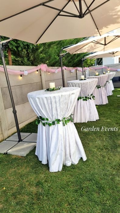 Umbrele de inchiriat mese cocktail mese scaune ghirlande luminoase