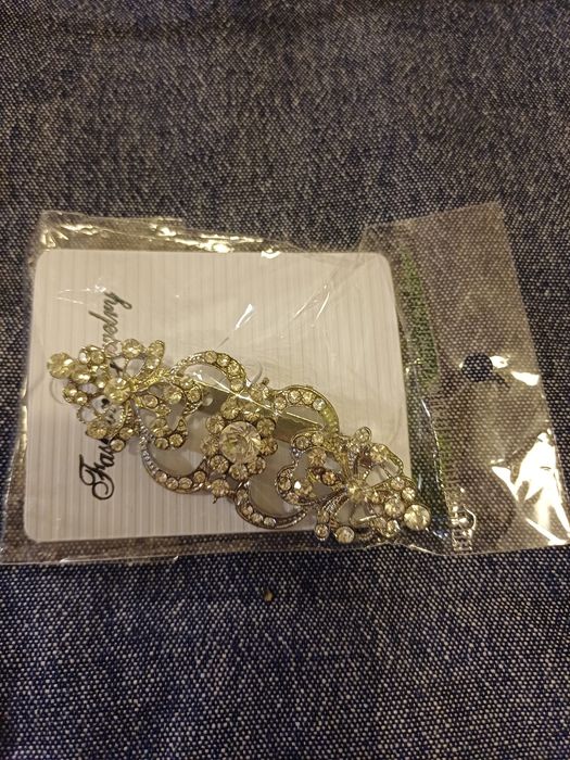 Продавам брошка за дрехи