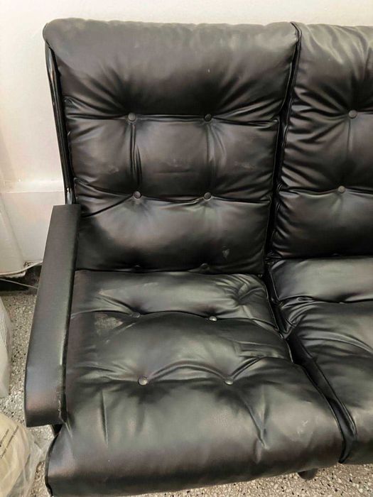 Тройка кожен черен диван в комплект с маса