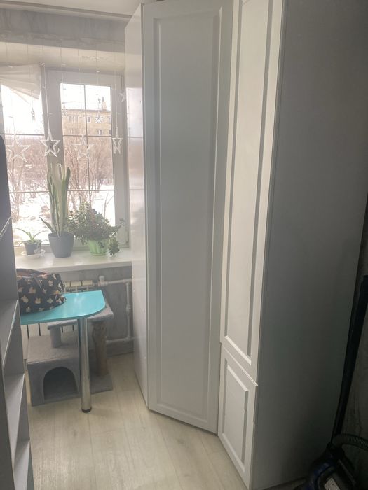 Угловой шкаф в хорошем состоянии