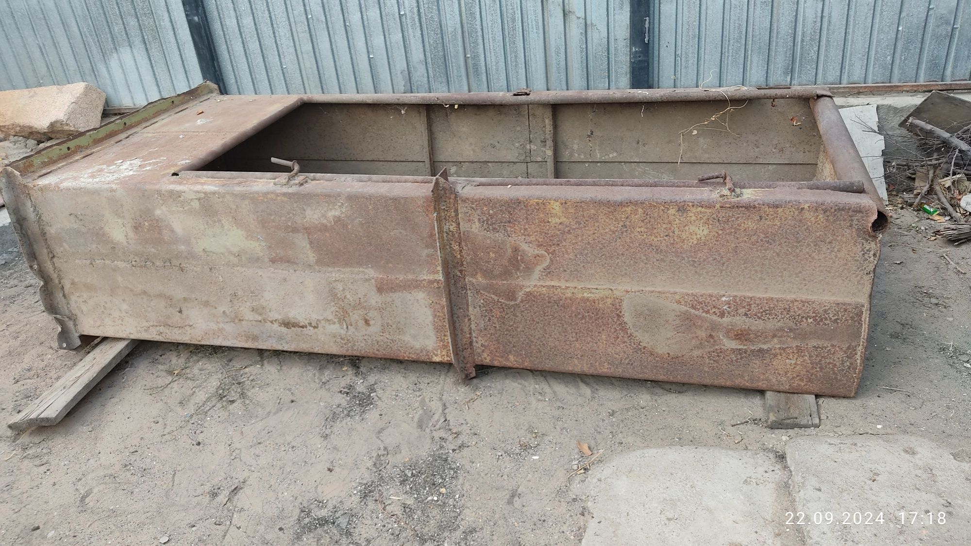 Продам ящик-шкаф-бадья не знаю что может кому то нужен.