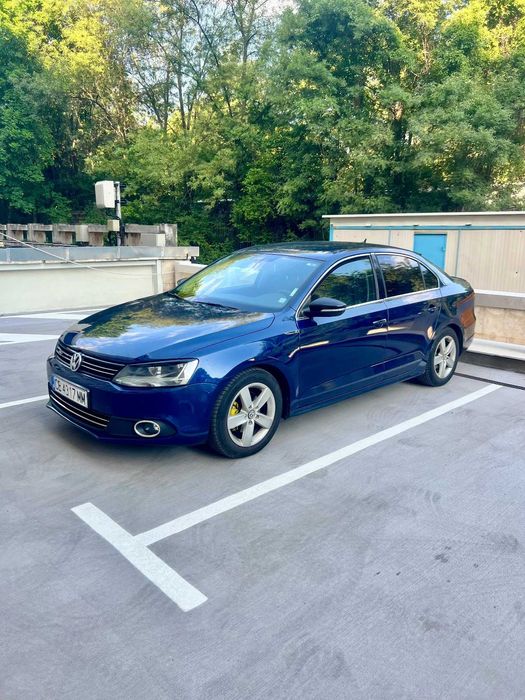 Volkswagen VW Jetta MK6 2.0 TDI | Отлично състояние | R-Line детайли