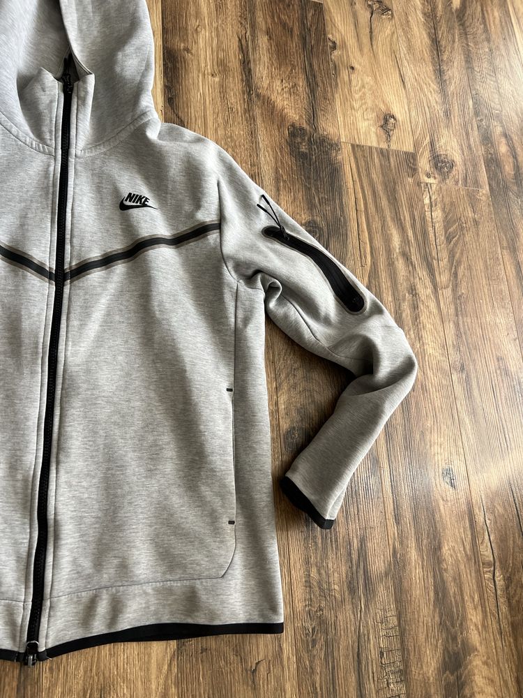 Nike Tech Fleece size M