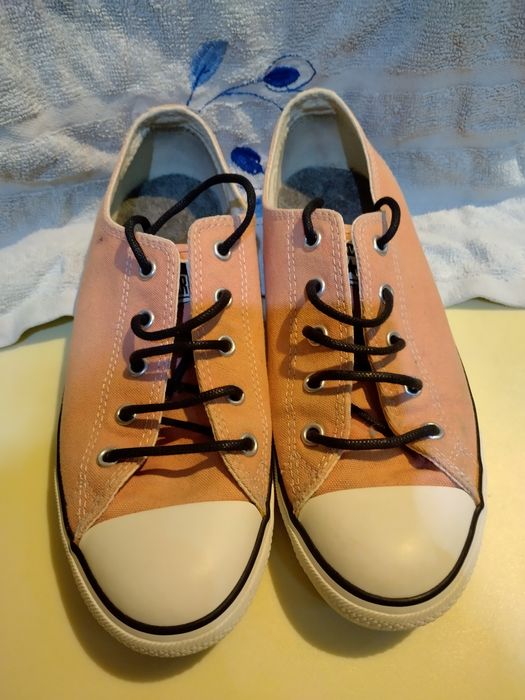 Vând teniși marca Converse