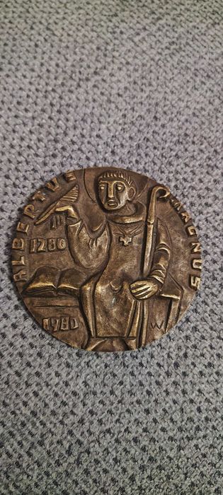 Продавам бронзов медальон 168 грама