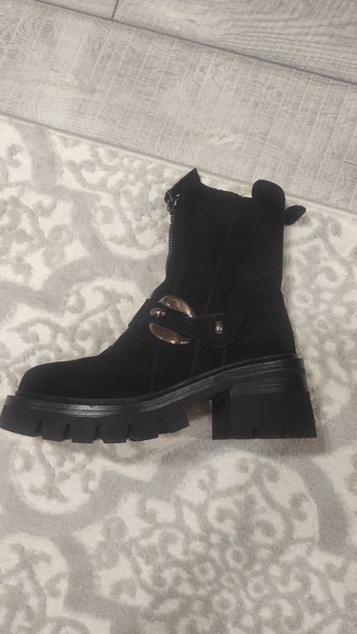 Замшевые женские ботинки