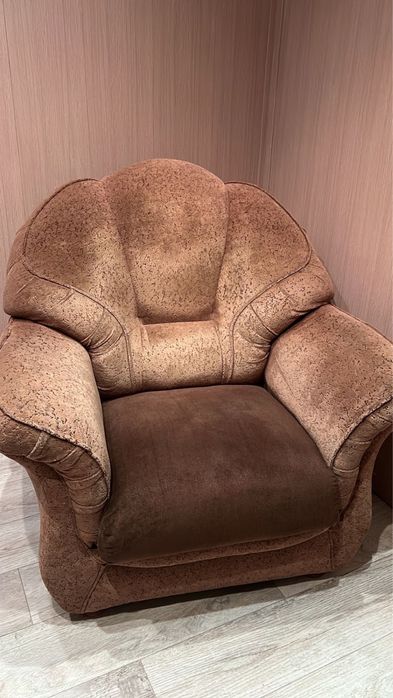 Отдам кресло и прихожую в 1 руки!!