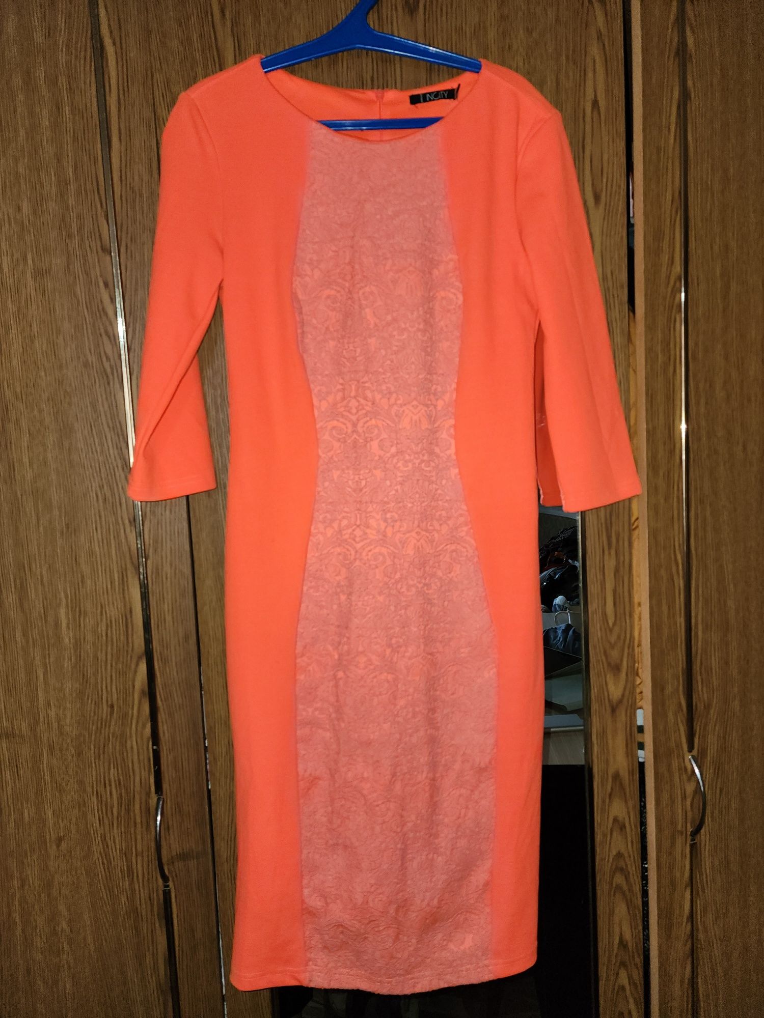 Неоновый сочный апельсиникоасивое приталенное платье