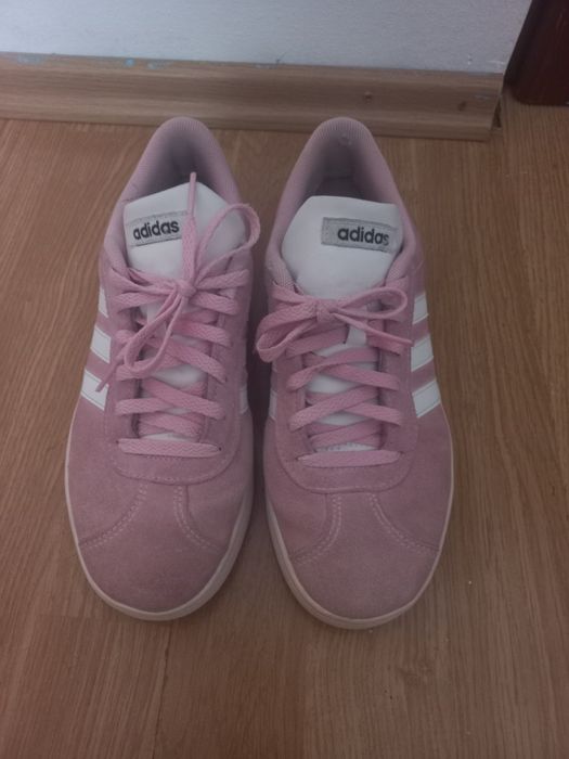 Vând teniși marca adidas în stare foarte bună