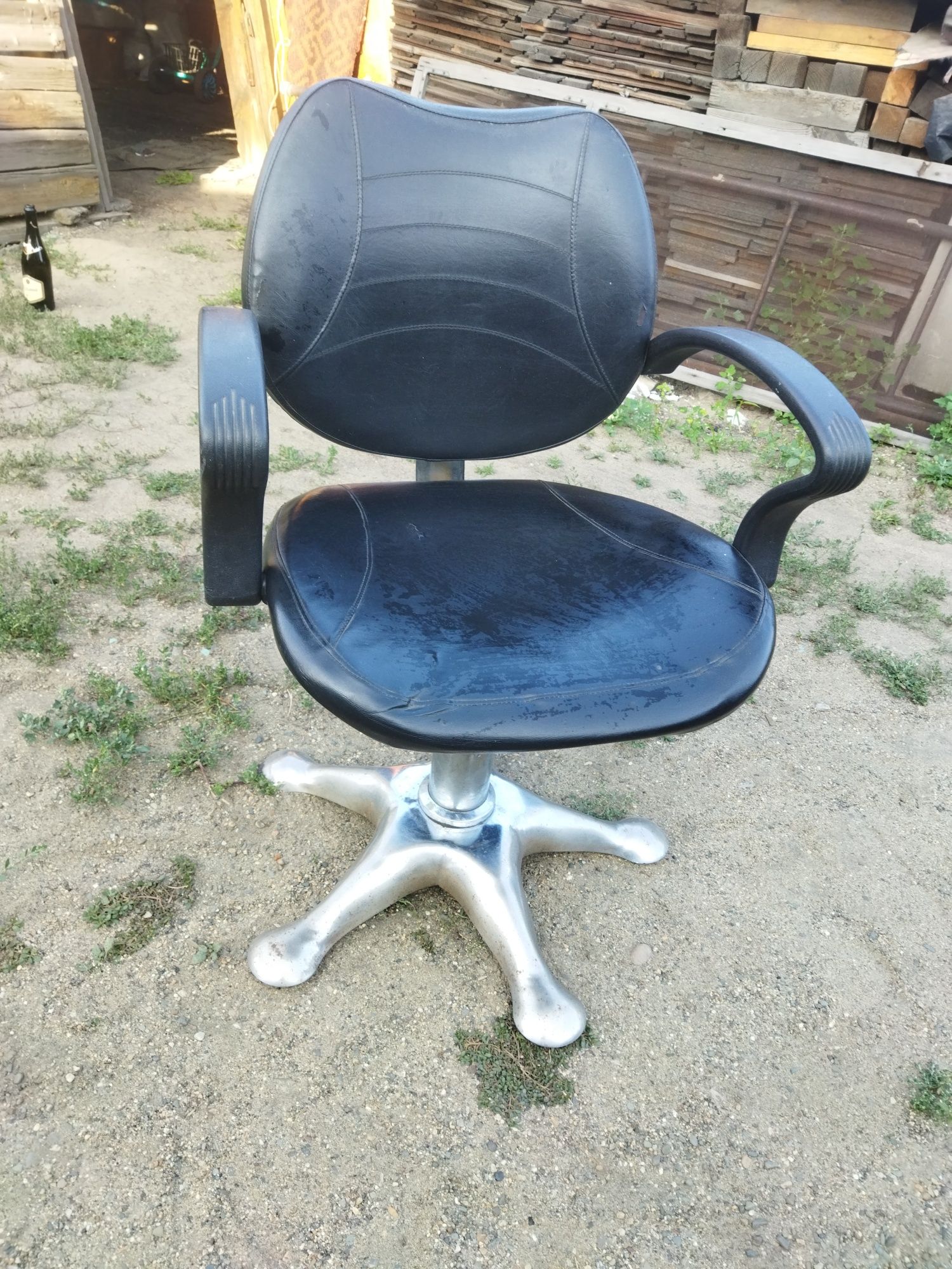 Продам  парикмахерское кресло