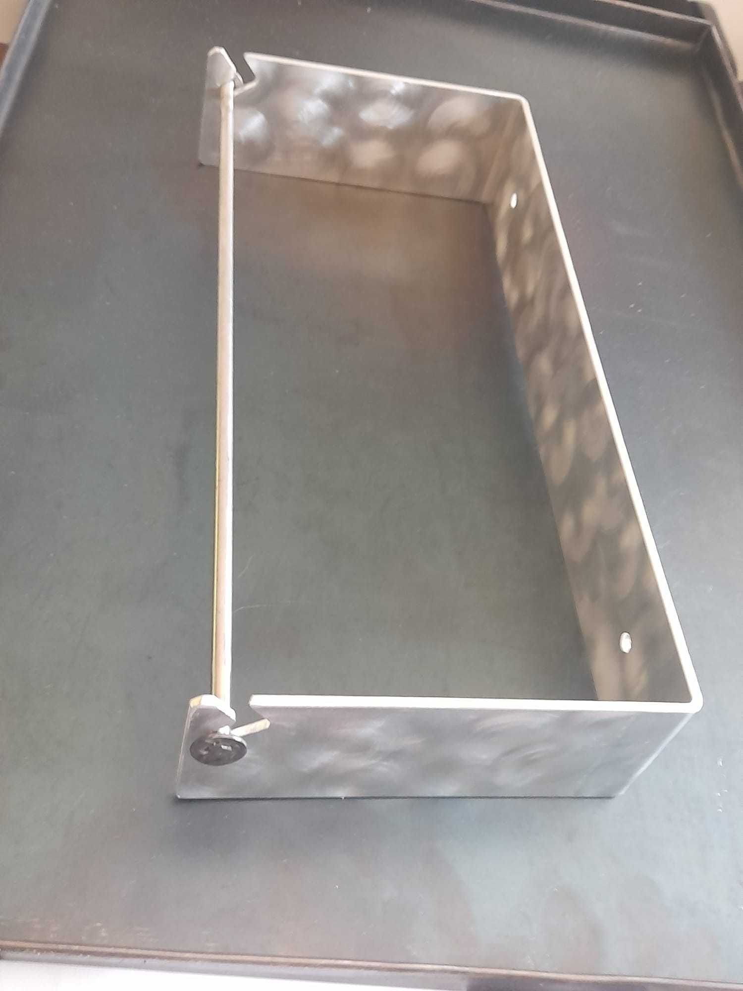 Tavă pâine toast din inox și tablă neagră .