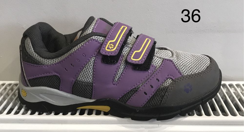 Vand adidasi drumeti