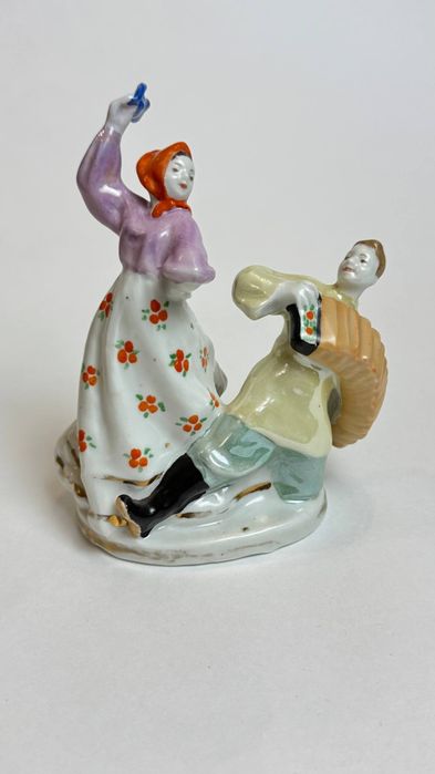 Фарфоровая статуэтка