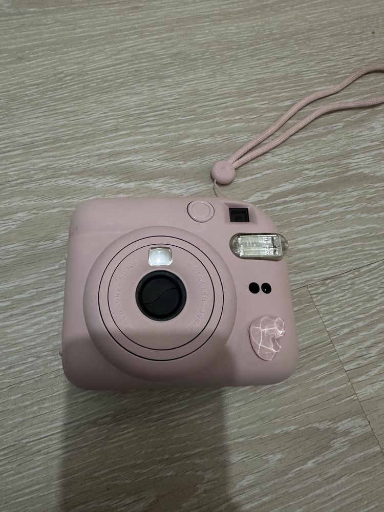 Instax mini 12 розовый цвет работает идеально