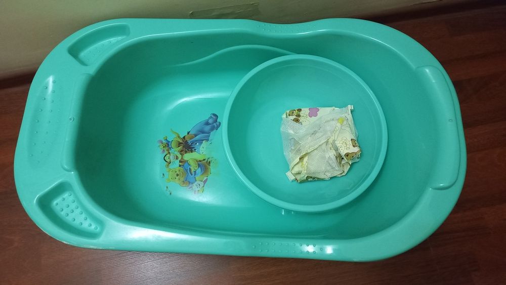 Продам трусики доя плавания Huggies и противоскол коврик