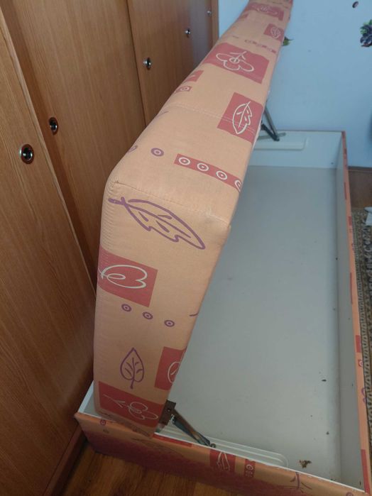 Pat o persoana cu lada depozitare