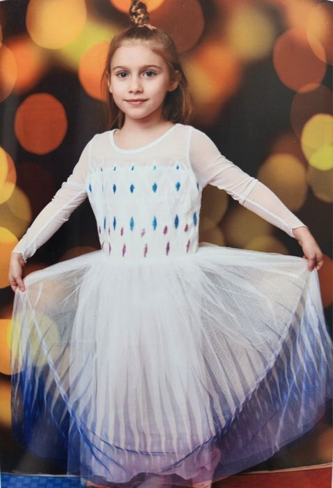 Рокля на Елза от Фроузън с два подаръка светещ ластик и корона