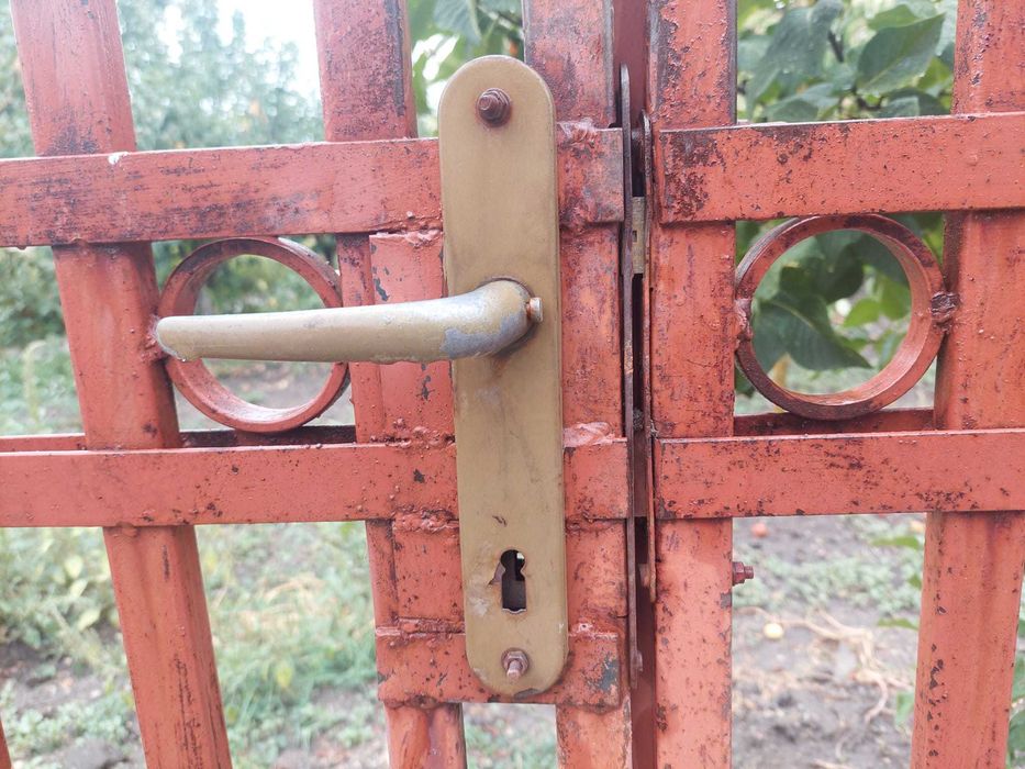 Poarta din teava rectangulara 4.20 m cu usa acces pietonal inclusa.