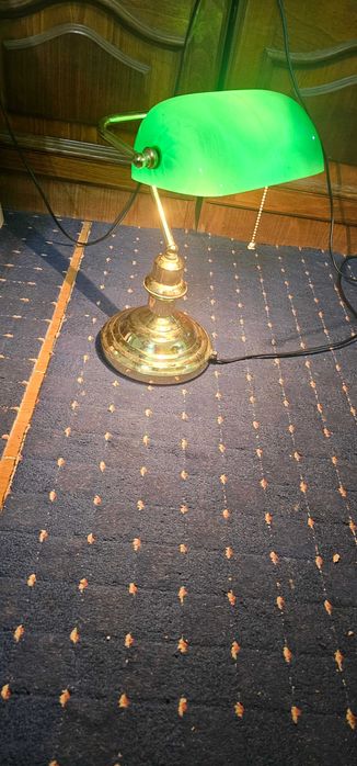 Lampă tip Banker cu abajur verde și bază rotundă aurie