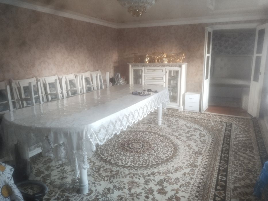 Стол и стулья.    ,