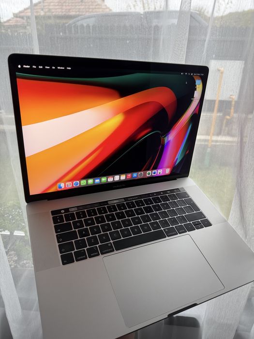 MacBook Pro 15" Touch Bar 2018 i7 2.2 GHz | 16GB RAM | Radeon Pro 555x