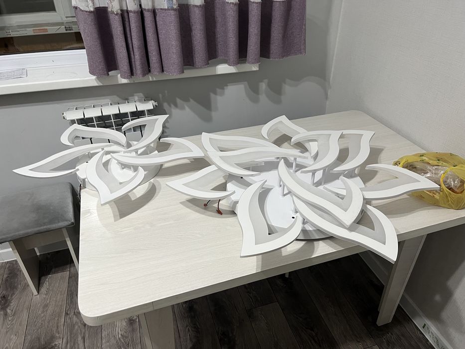 Продам новые люстры