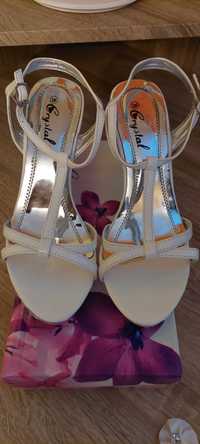 Sandale albe elegante
