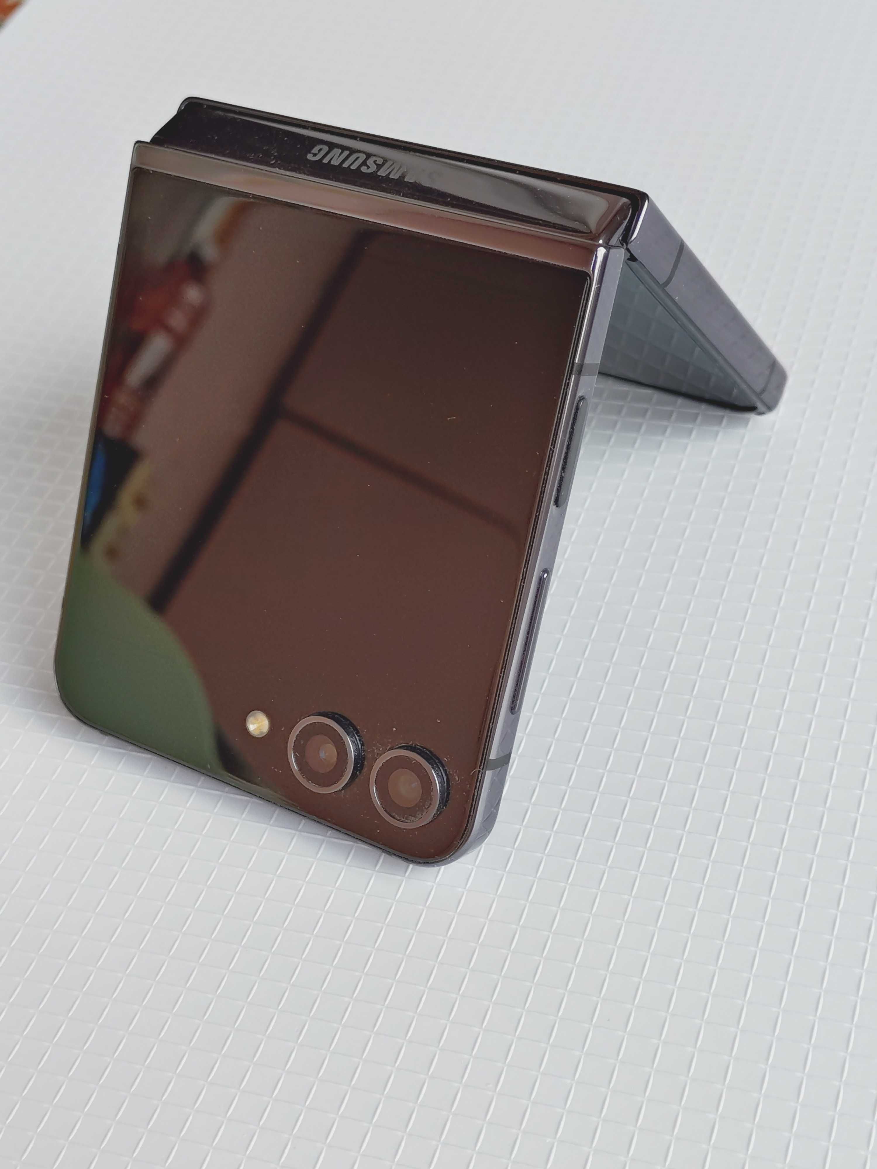 Samsung galaxy Z flip 5 използван един месец с аксесоари