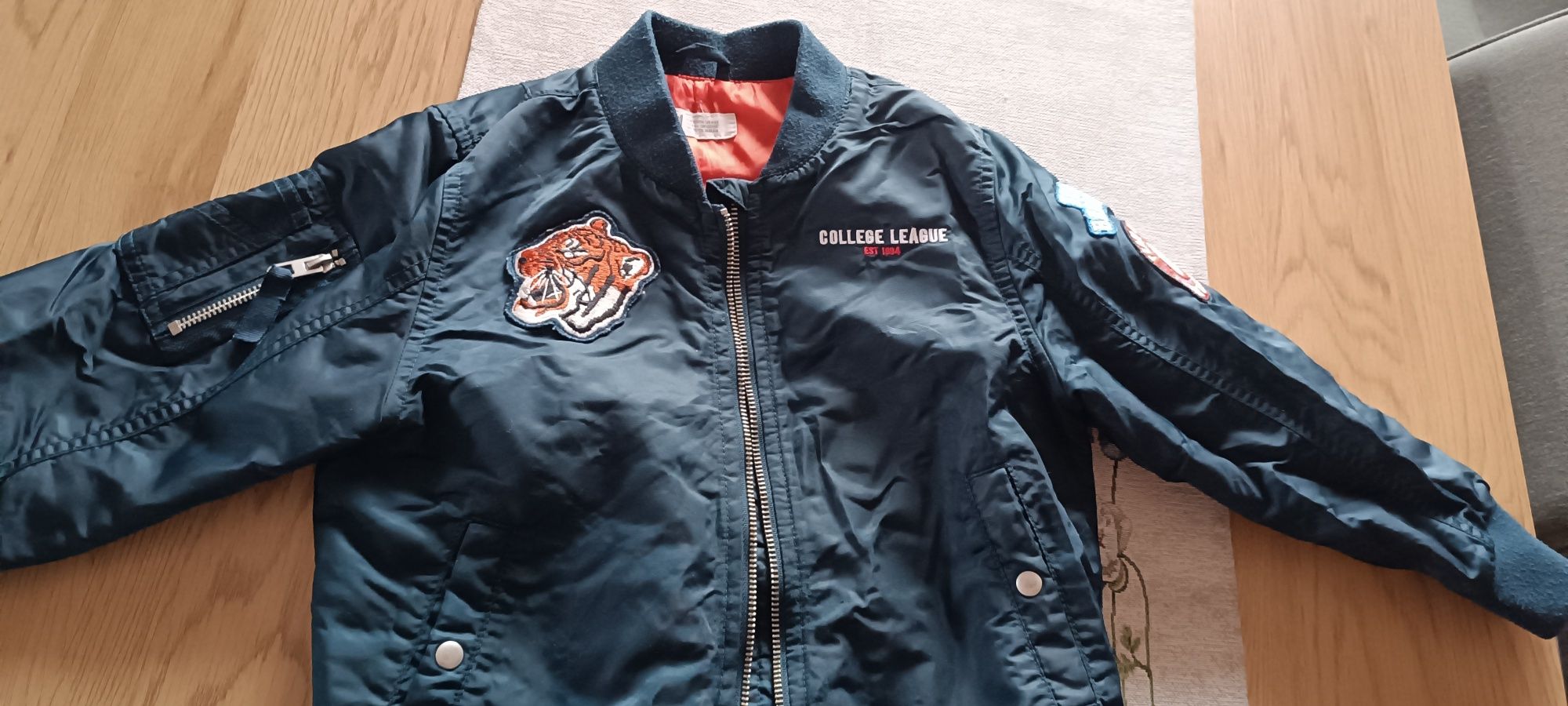 Есенно яке,. Марка H&M, размер 5-6 години.