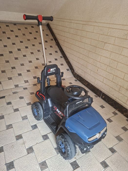 Электро машина  детская с педалями музикой  вход для Usb  и зардяка..