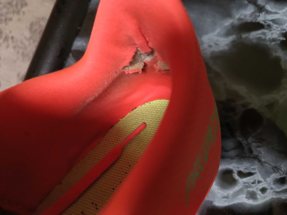 Продавам стоножки за футбол Adidas Predator