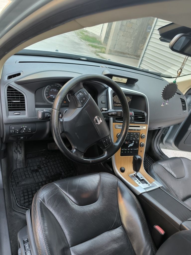 Volvo XC60. 2400куб. см.