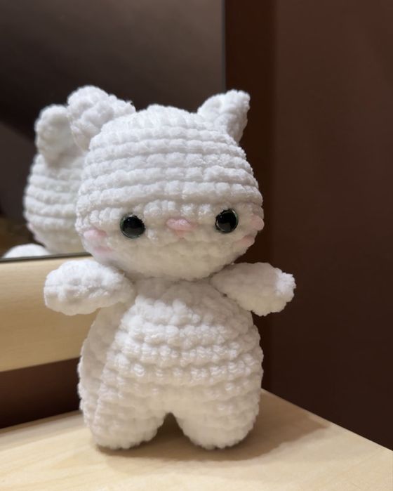 Ръчно плетено коте от мека плюшена прежда