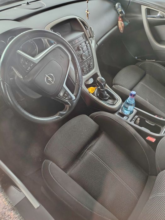 Opel Astra J din 2011