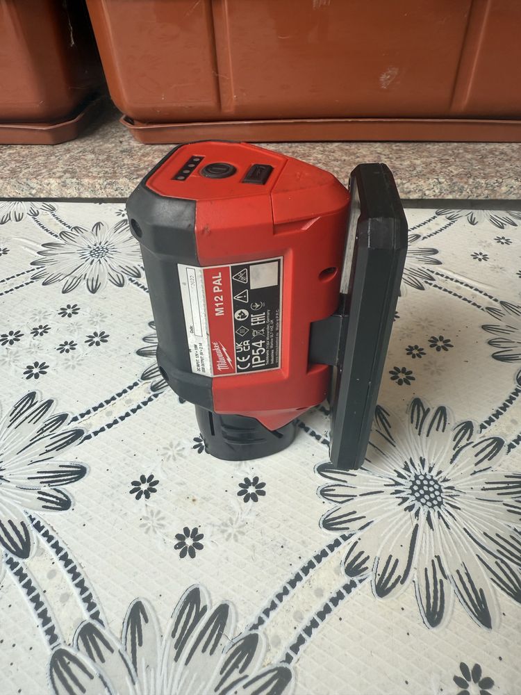 Акумулаторна лампа Milwaukee M12PAL
