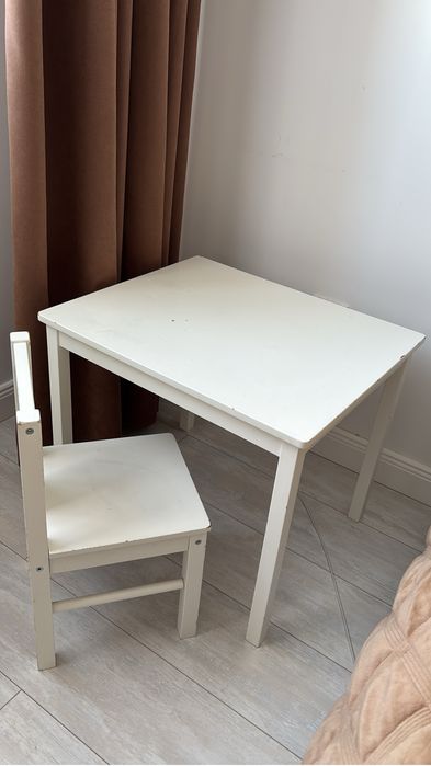 Детскии стол и стулья