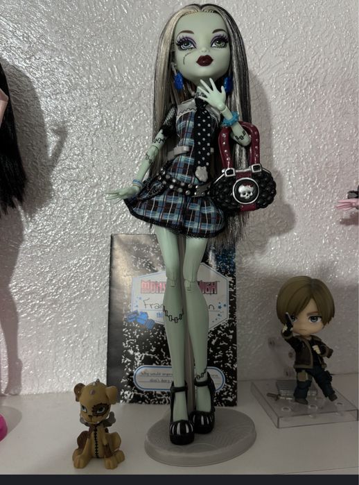 Кукла базовая френки штейн 2009 года на черных резинках