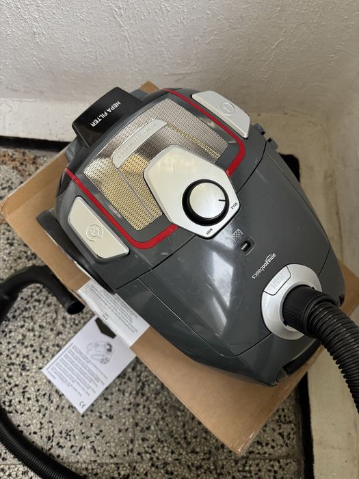 Прахосмукачка с Торба AmazonBasics B07D43B982 700W, с HEPA Филтър!