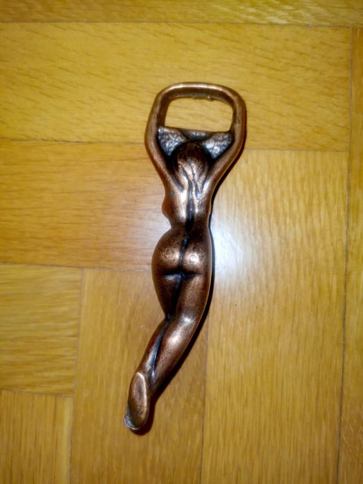 Месингова отварачка за бутилки винтидж женска гола фигура скулптура