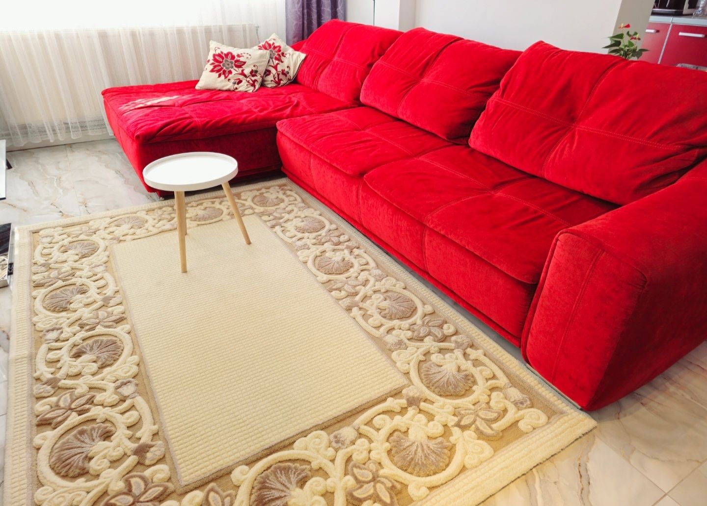 Apartament ,modern ,modificat ,mobilat,cu priveliste superba. Rogerius